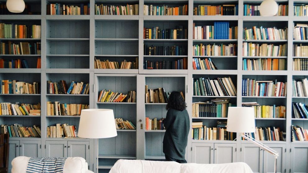 (P) Cum profiți la maximum de biblioteca bunicilor tăi contactând un anticariat care cumpără cărți