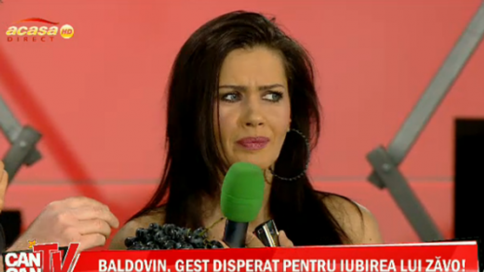 A vrut sa impresioneze intr-o rochie foarte scurta: Oana Zavoranu a cazut in direct la televizor. Vezi imaginile cu vedeta
