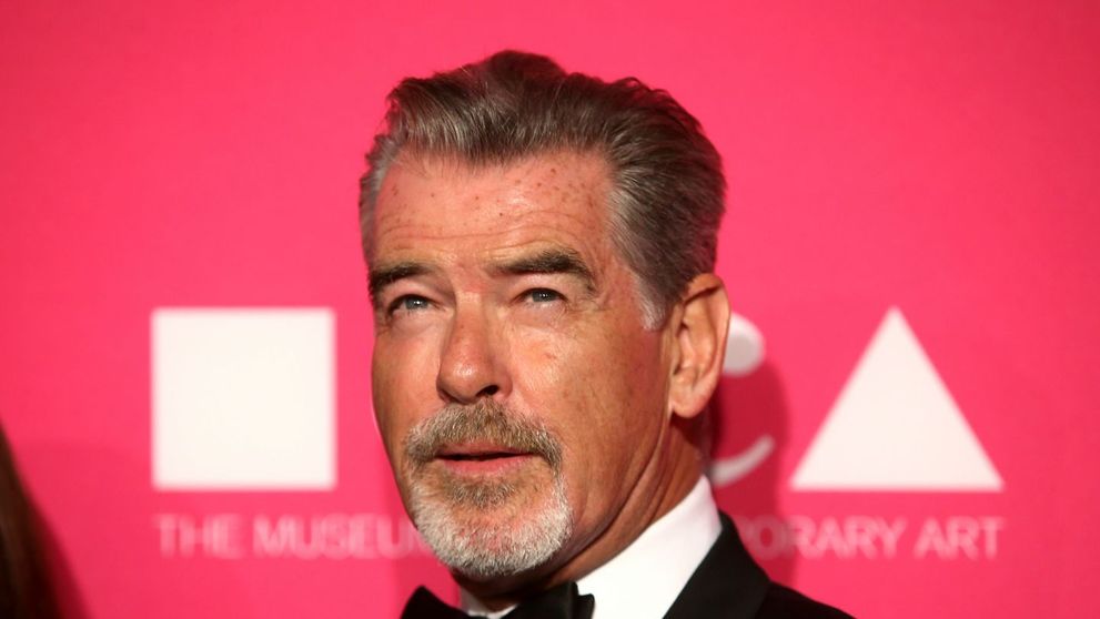 Pierce Brosnan, surprins de paparazzi la plajă, în Hawaii. Cum a apărut actorul care l-a interpretat pe James Bond