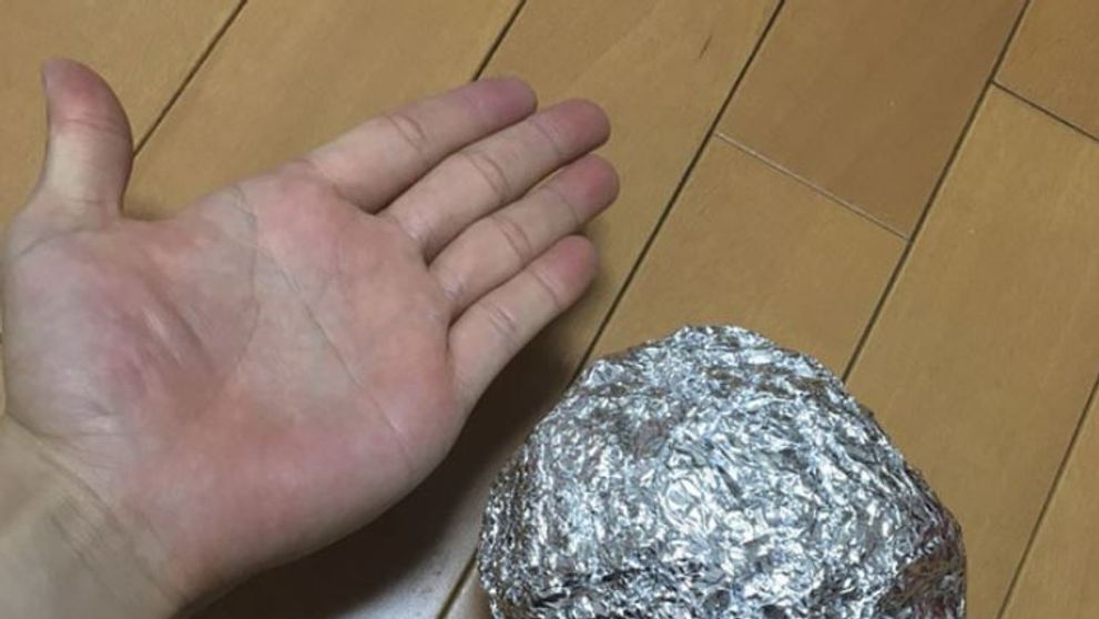 Noua obsesie a japonezilor face senzatie pe internet. Ce reusesc sa faca cu o bila din folie de aluminiu