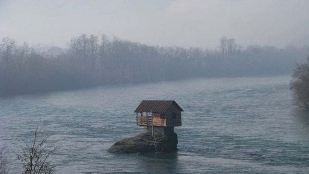 Casa asta este construita pe o piatra in mijlocul unui rau. Uite cum arata atunci cand vin inundatiile: VIDEO