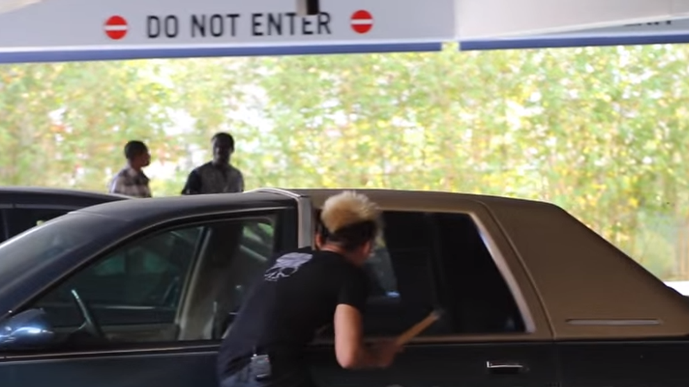 S-a prefacut ca sparge geamul unei masini, dar doi barbati l-au luat in serios. Reactiile lor sunt geniale - VIDEO