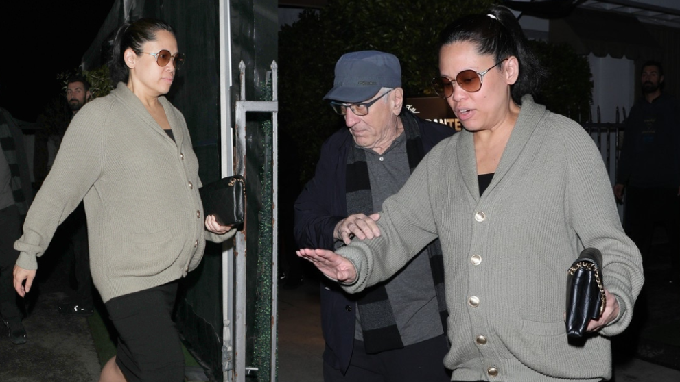 Primele imagini cu cel de-al 7-lea copil al lui Robert de Niro | VIDEO Tiffany Chen, la plimbare cu bebelușul