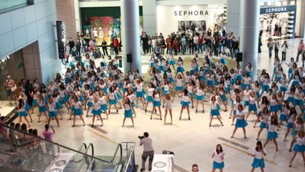 Flahsmob in mall cu Andreea Balan! VIDEO