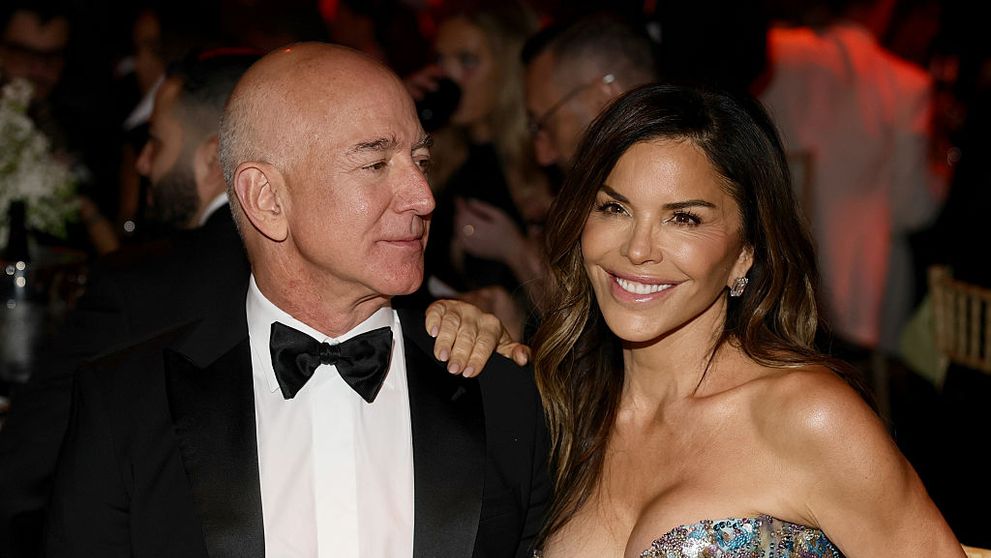 Aroganță ”cosmică” la nunta lui Jeff Bezos cu Lauren Sanchez! Mireasa a purtat ”ceva albastru”... adus din spațiu. Ce cadouri de prost gust le-a făcut invitatelor