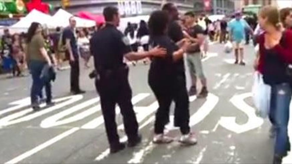 Ce a facut un politist in plina strada unei femeia a ajuns viral. Trecatorii s-au oprit sa oprit sa vada scena
