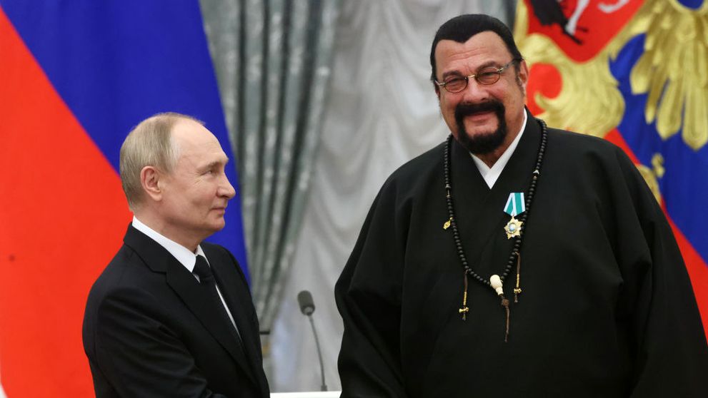 Steven Seagal își vinde conacul din Moscova, situat la doar 1,6 km de unul dintre palatele lui Vladimir Putin! Ce sumă exorbitantă cere starul filmelor de acțiune și cum arată locuința