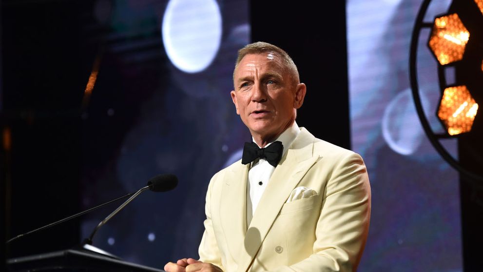 După ce a renunțat să joace rolul Agentului 007, Daniel Craig intră în pielea unui detectiv. Cum arată actorul cu părul lung în noul său film