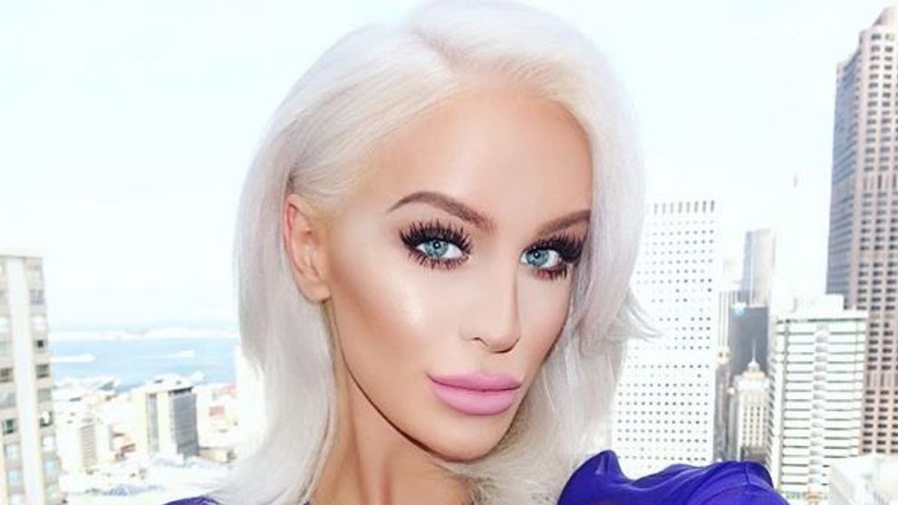 Picioare interminabile, talie de viespe, ochi albastri si par de diva. Ce secret se ascunde in spatele aspectului ei perfect