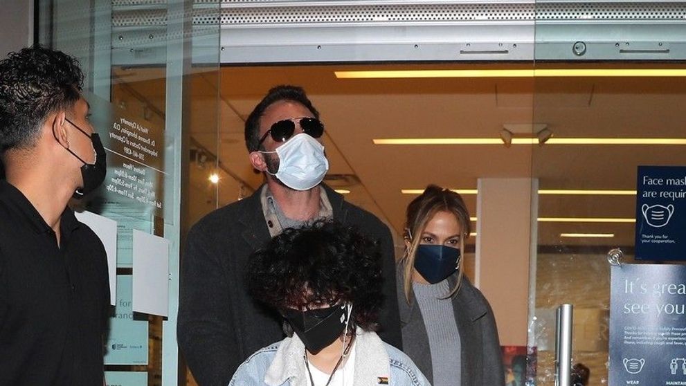 Ben Affleck, deja în rol de tată pentru copiii lui J Lo. Cum l-au surprins paparazzii alături de Eve, fiica divei latino