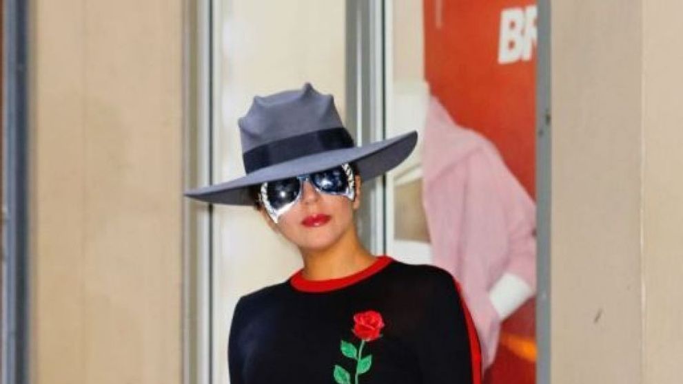 Lady Gaga, intr-o pereche de ghete spectaculoase, intr-o tinuta chic, pe strazile din New York. Cum a fost surprinsa
