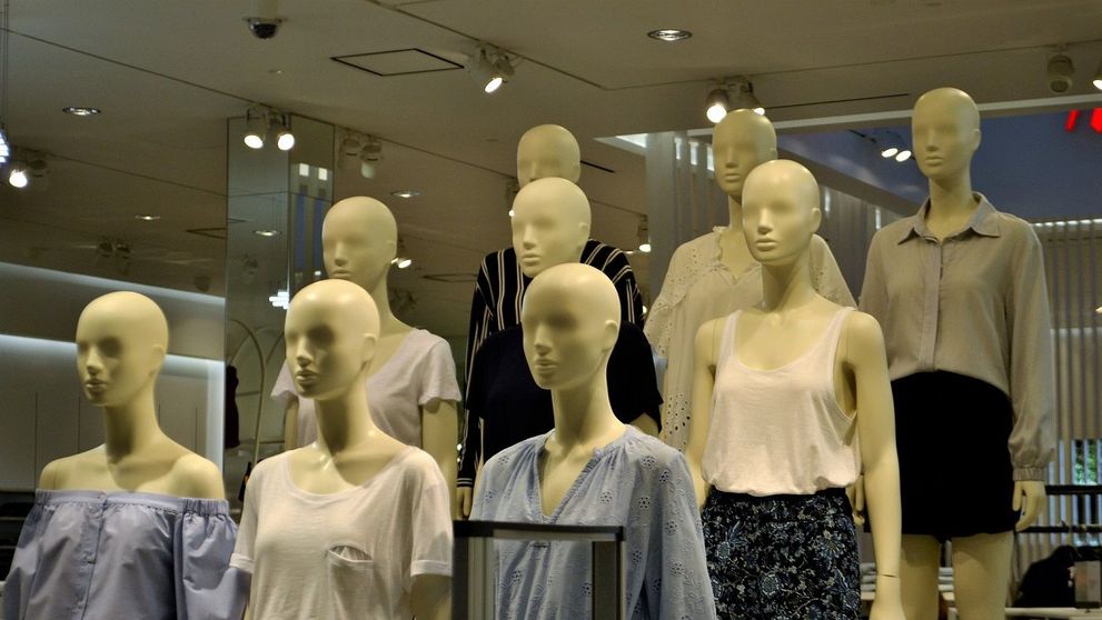 (P) 5 modele de bluze pe care le poți purta în ținute de zi și de seară