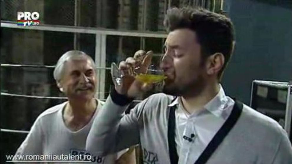 Smiley nu a putut sa bea oua de prepelita! I-a fost prea scarba! VIDEO EXCLUSIV