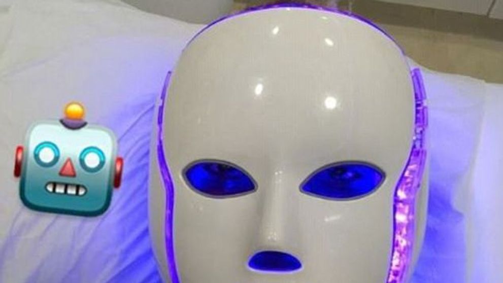 Nu, nu este un robot! Este cea mai noua tehnologie de infrumusetare. Ce se intampla dupa ce porti aceasta masca