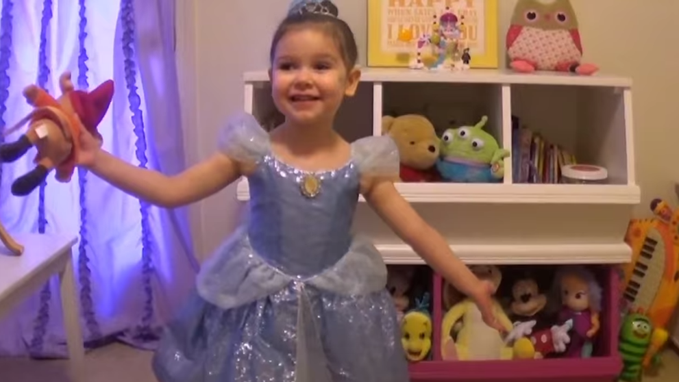Este incredibil ce inseamna prietenia la varsta de trei ani. Gestul unei fetite pentru amica ei bolnava de cancer i-a lasat pe toti fara cuvinte