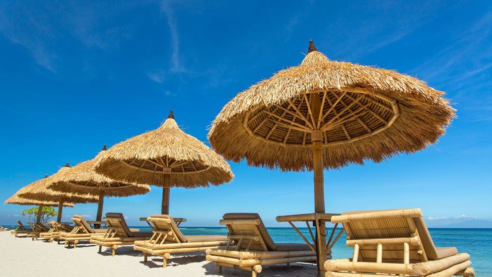 Șezlongul ar putea deveni gratuit pe plajele din România. Propunerea primarului din Mangalia