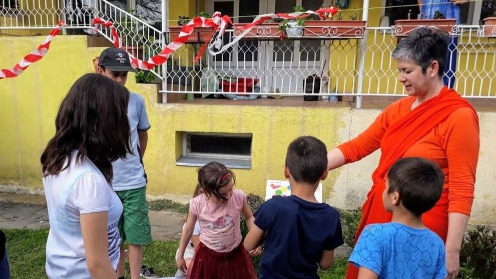 O asociație pentru copii condusă de o americancă înveselește vara copiilor români din medii defavorizate