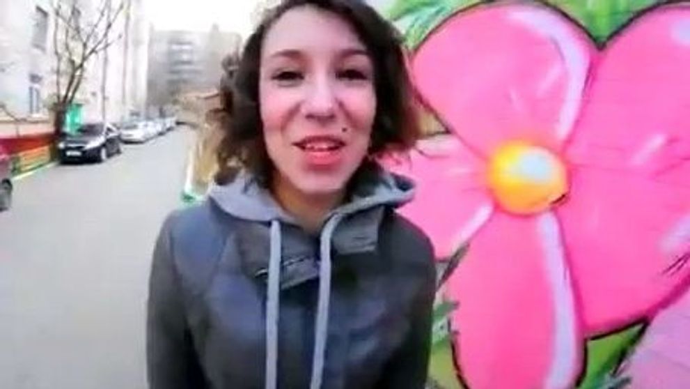 Si fetelor dragute li se intampla lucruri penibile! Vezi ce pateste aceasta bruneta: <span style=