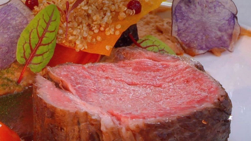 ARENA BUCĂTARILOR: Antricot de vită sous-vide cu piure de linte, morcovi violet și sos demi-glace