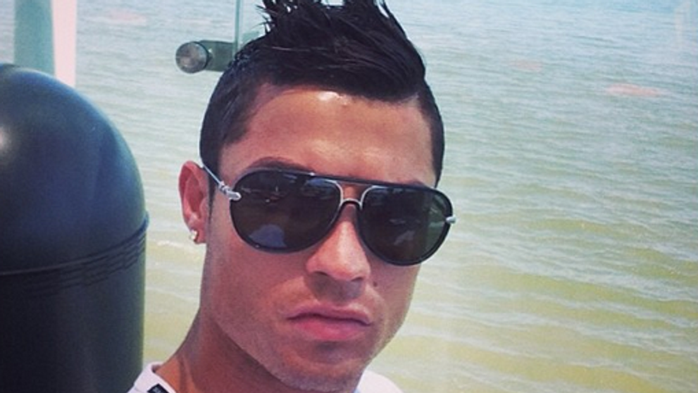 Cristiano Ronaldo are un nou look. S-a facut blond si isi arata muschii si patratelele in toata splendoarea lor la plaja