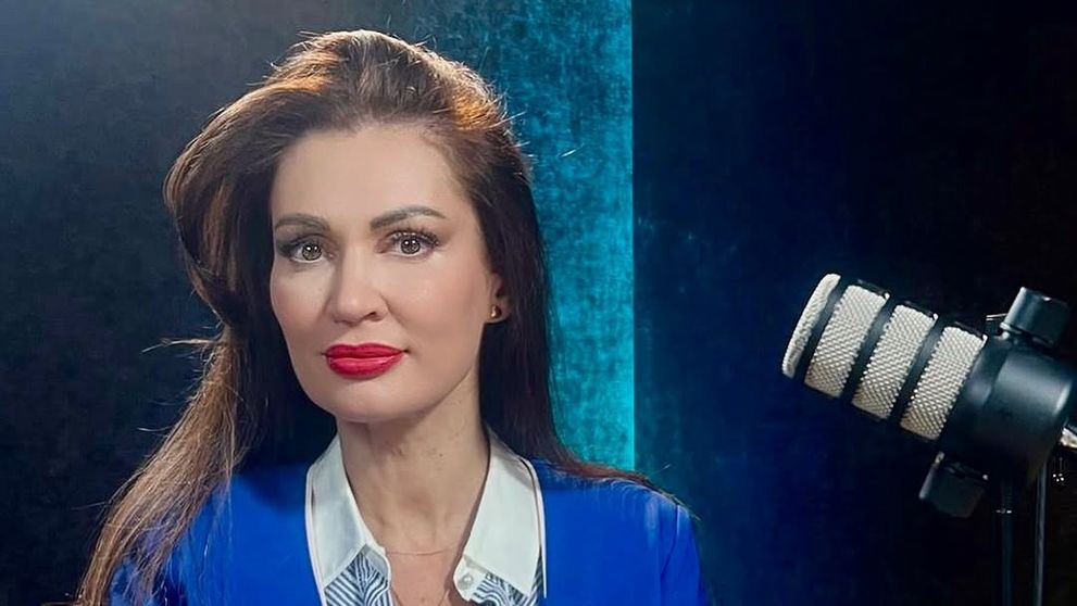 Nicoleta Luciu, surprinsă din nou fără verighetă. S-a îmbrăcat provocator, dar a lăsat acasă inelul: „E pe noptieră?”