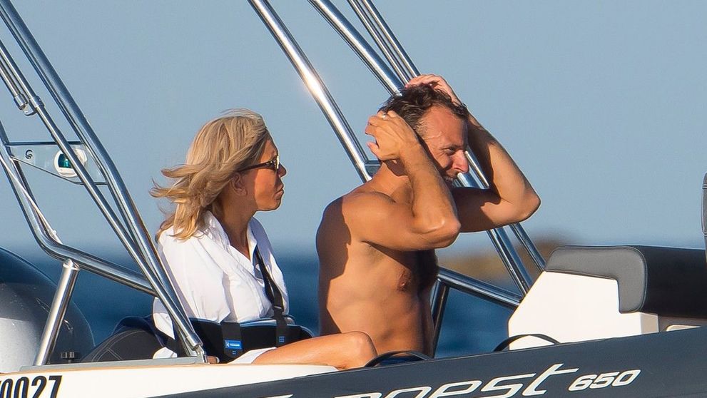 Emmanuel Macron și soția, surprinși de paparazzi la mare. Președintele Franței a impresionat cu forma sa fizică