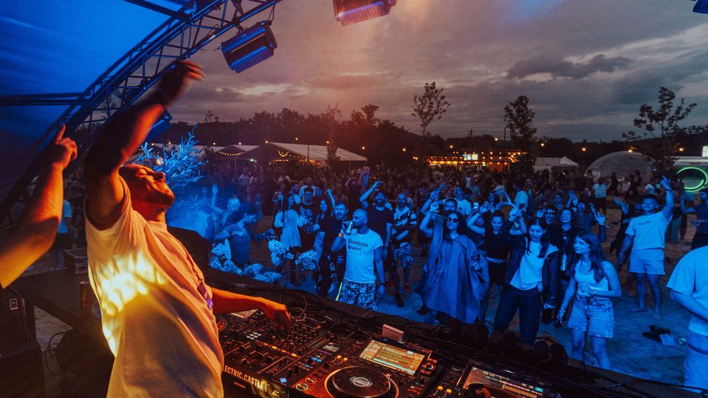 Începe Electric Castle 2026, ediția care îi aduce pe aceeași scenă pe Teddy Swims, The Cure, twenty one pilots, Chase and Status și Wet Leg