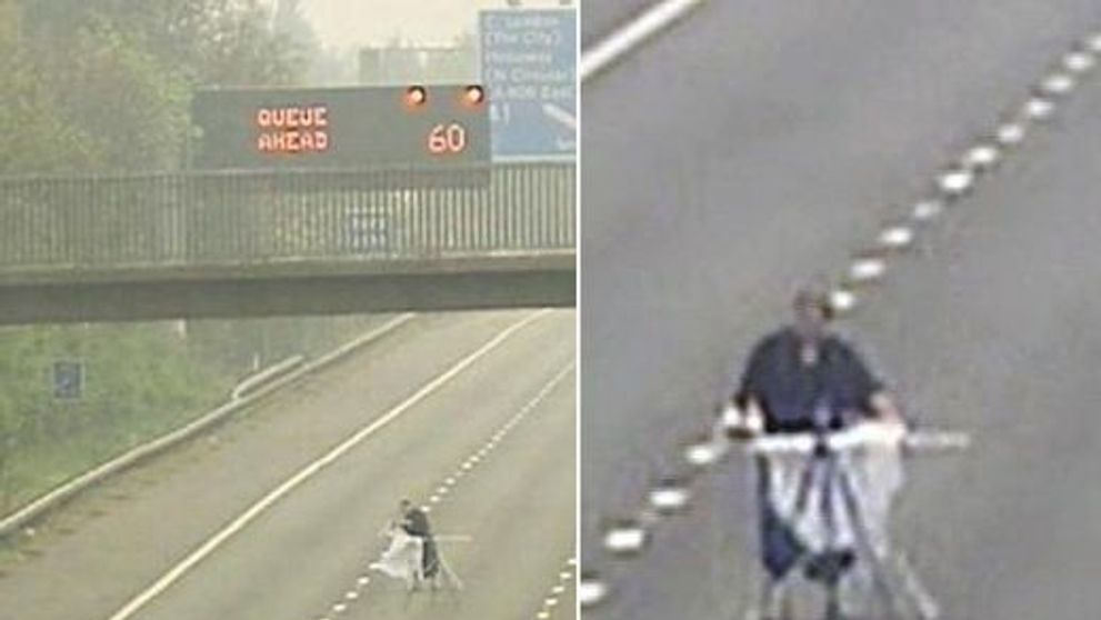 HALUCINANT: Un britanic isi calca rufele pe autostrada! VIDEO