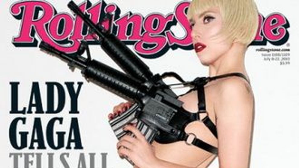 Lady Gaga in chiloti si cu mitraliere pe post de sutien pe coperta Rolling Stone!