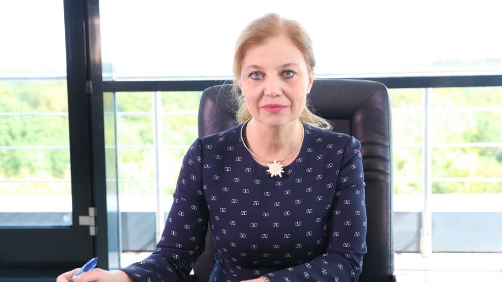 Oana Petrescu, CEO-ul unei companii aeriene românești, intră sub acoperire pentru a afla ce e dincolo de cifre și rapoarte
