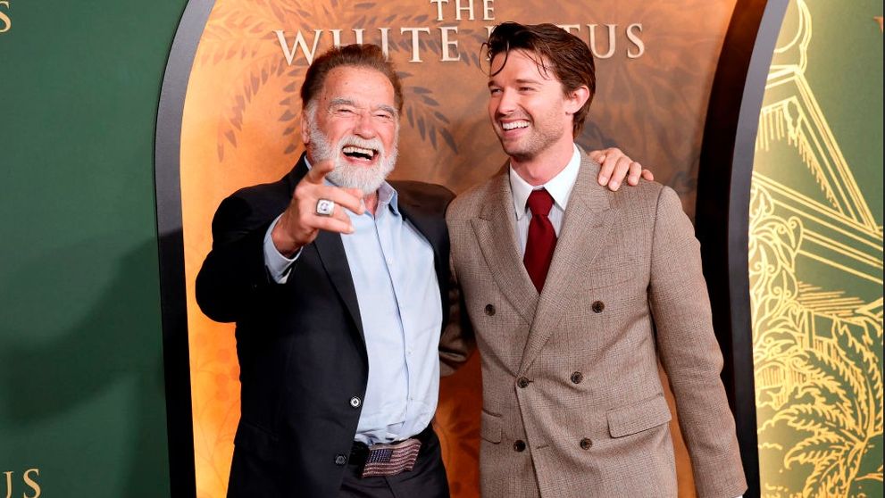 I se citește mândria pe chip! Arnold Schwarzenegger și-a însoțit fiul cel mare la premiera celui mai nou serial în care Patrick joacă: „Aș putea pretinde că sunt surprins să aflu că are o scenă nud, dar…”