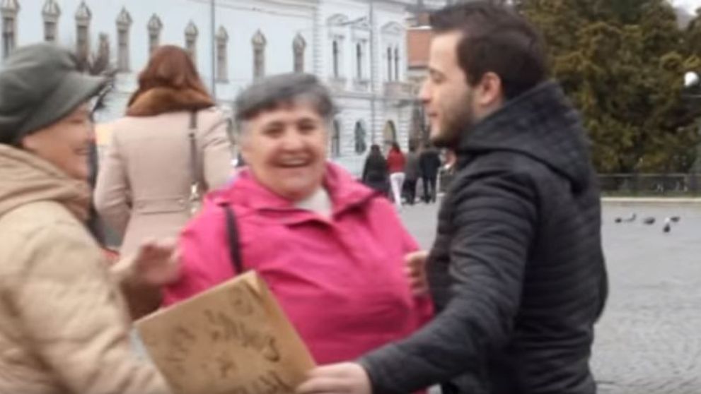 Se lupta cu prejudecatile. Ce a facut un tanar in centrul orasului Cluj. Reactiile oamenilor, de milioane