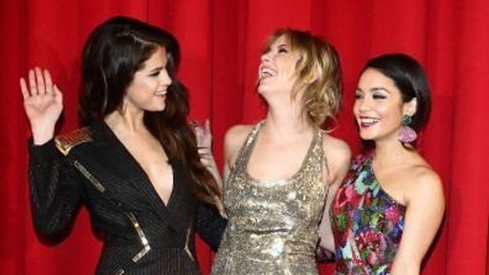 Selena Gomez si Vanessa Hudgens si-au aratat latura salbatica si pe covorul rosu. Cand apare in Romania noul lor film - 