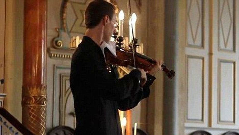 Violonist intrerupt de un telefon care suna! Vezi cum a reactionat acesta