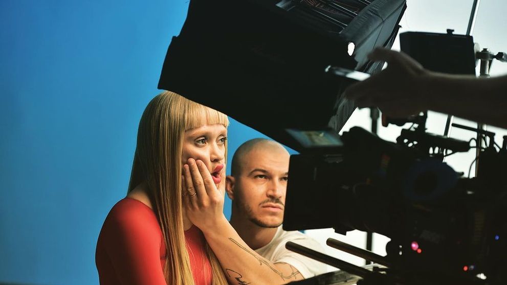 Irina Rimes a trecut prin multiple schimbări de look pentru a filma videoclipul piesei „Flori de mai”. „V-am lăsat un buchet de Irine”