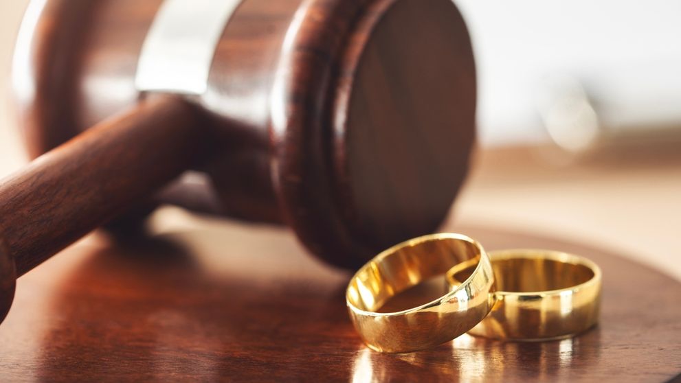 Caz absurd de divorț! O femeie s-a despărțit de soțul ei, după 25 de ani de căsătorie, pentru că bărbatul i-a mâncat felia de tort