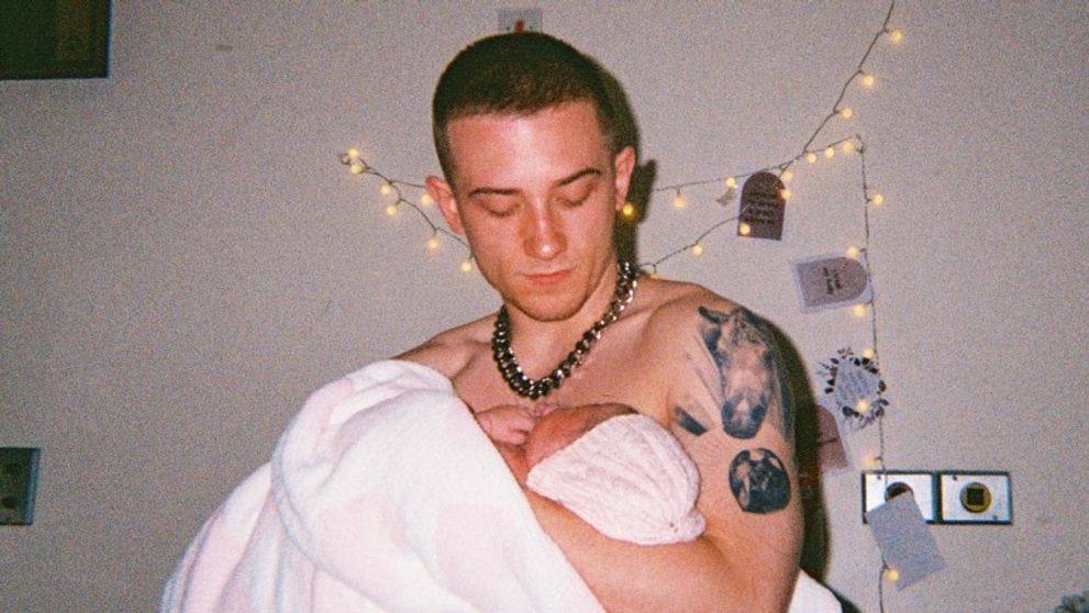 Celebrul rapper ArrDee a devenit tată la 23 de ani! Partenera sa a adus pe lume o fetiță superbă! Primele imagini cu cea mică: „Bine ai venit!”