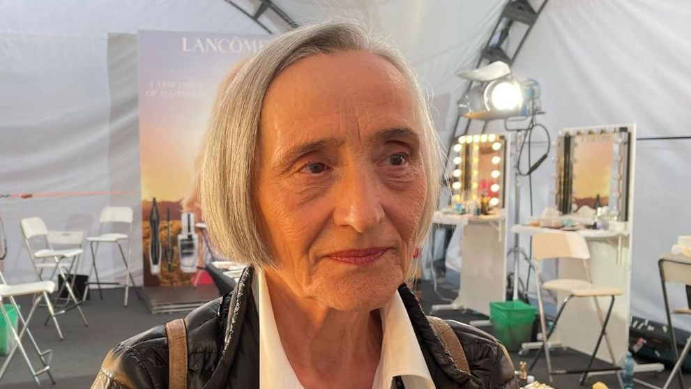 Un model de 75 de ani a defilat pe catwalk-ul de la Romanian Fashion Week din Iași