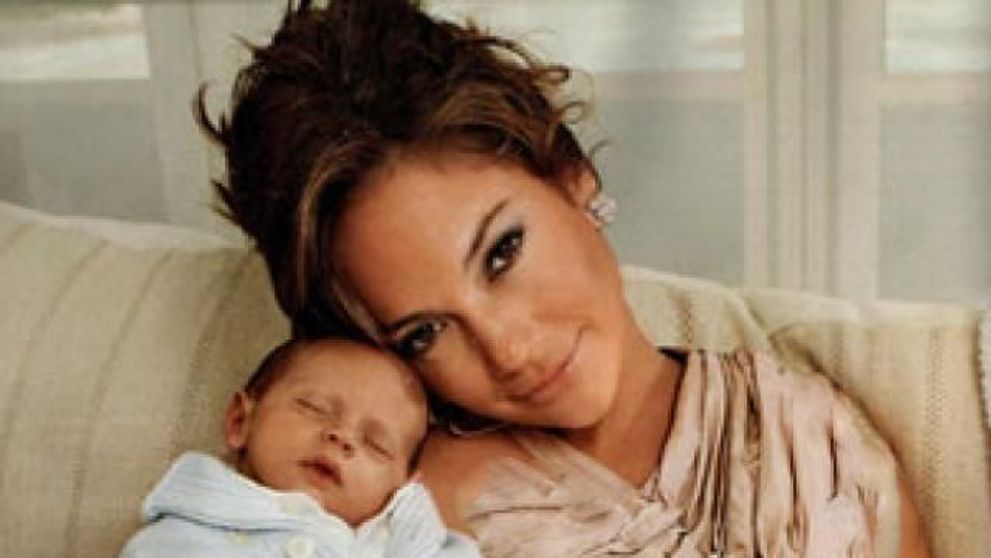 Fiica lui Jennifer Lopez se transforma in copia fidela a vedetei. Imaginea in care micuta Emme si mama ei sunt greu de deosebit