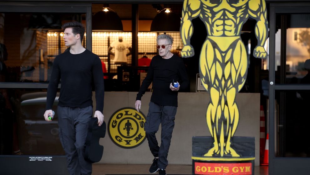 La 83 de ani, Calvin Klein a fost surprins cu iubitul lui, cu 47 de ani mai tânăr, la sală. Detaliul care arată cât de tare se iubesc