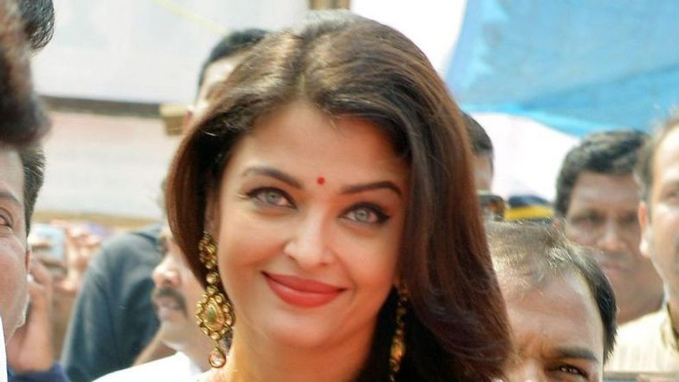 Intruchiparea perfectiunii. Cat de frumoasa este Aishwarya Rai cand se imbraca in costum traditional indian