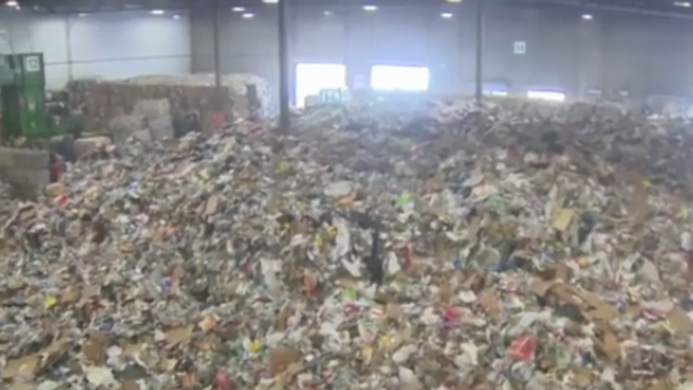 A gasit o mica comoara in gunoiul de la centrul de reciclare unde lucreaza. Ce s-a intamplat cu acest barbat