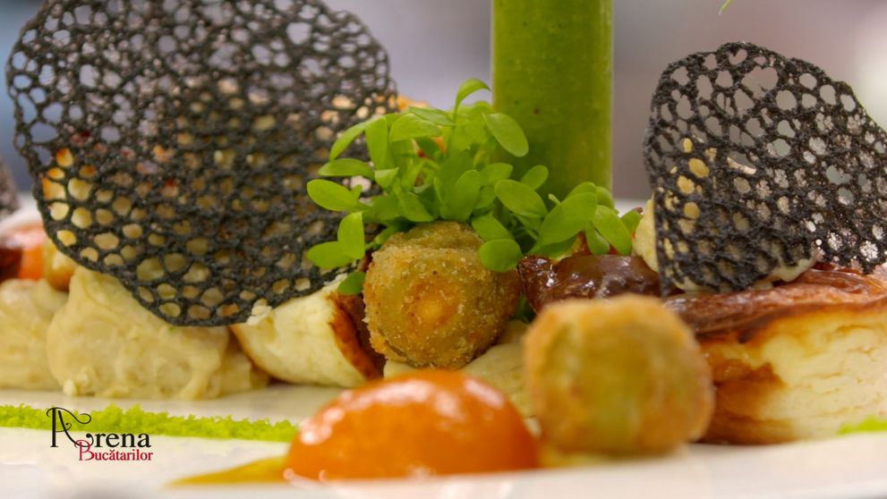 Starter: Budinca din branza cu smoothie si sos de caise