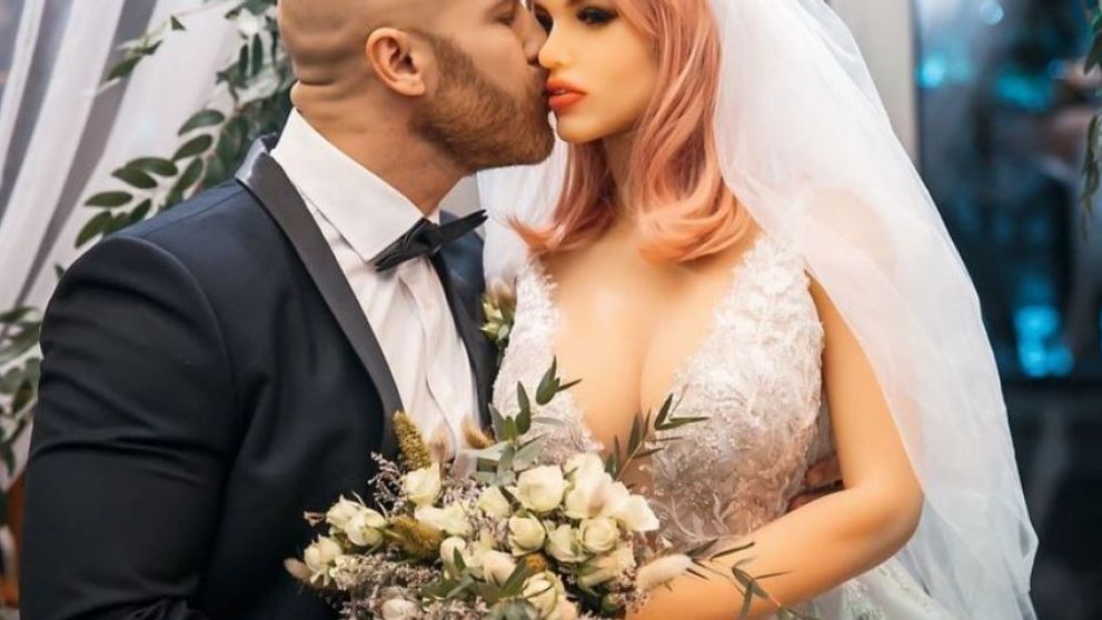 Culturistul care a divorțat de păpușa gonflabilă are acum un harem