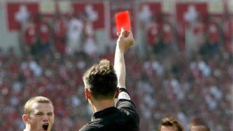 Un nou record modial: un arbitru a aratat <span style=