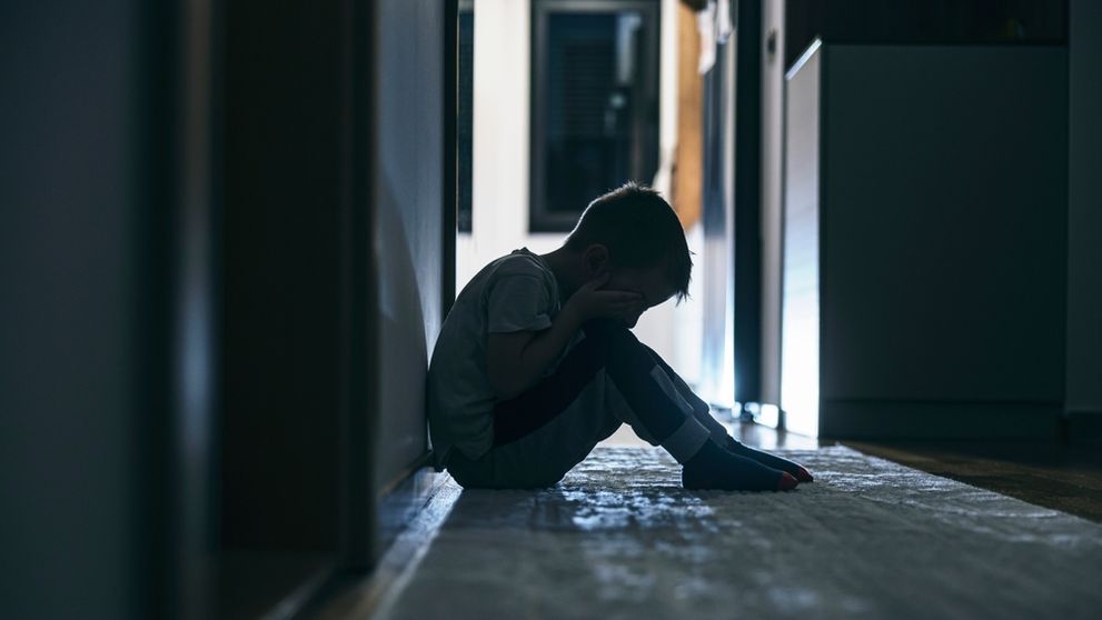 Un băiat de 12 ani a venit de la școală și a găsit apartamentul gol. Motivul pentru care părinții s-au mutat fără să-i spună unde