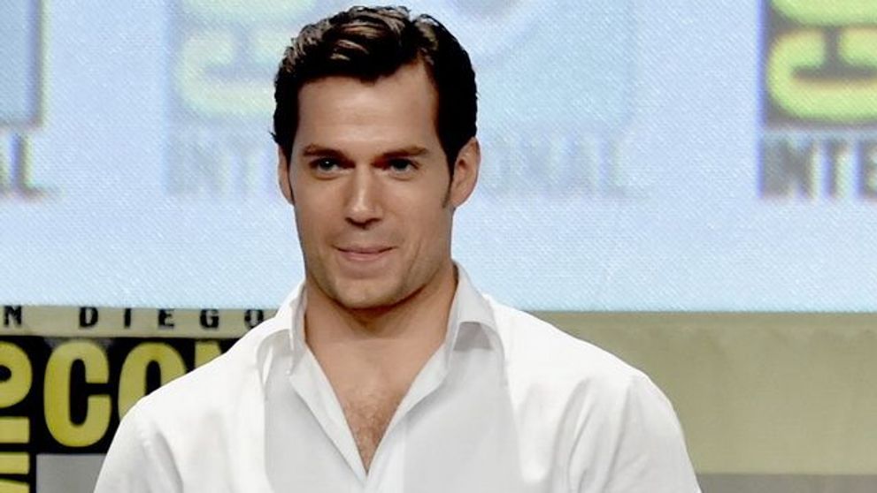 Are o iubita cu 13 ani mai mica. Ea e frumoasa blonda care l-a cucerit pe Henry Cavill, unul dintre cei mai sexy barbati