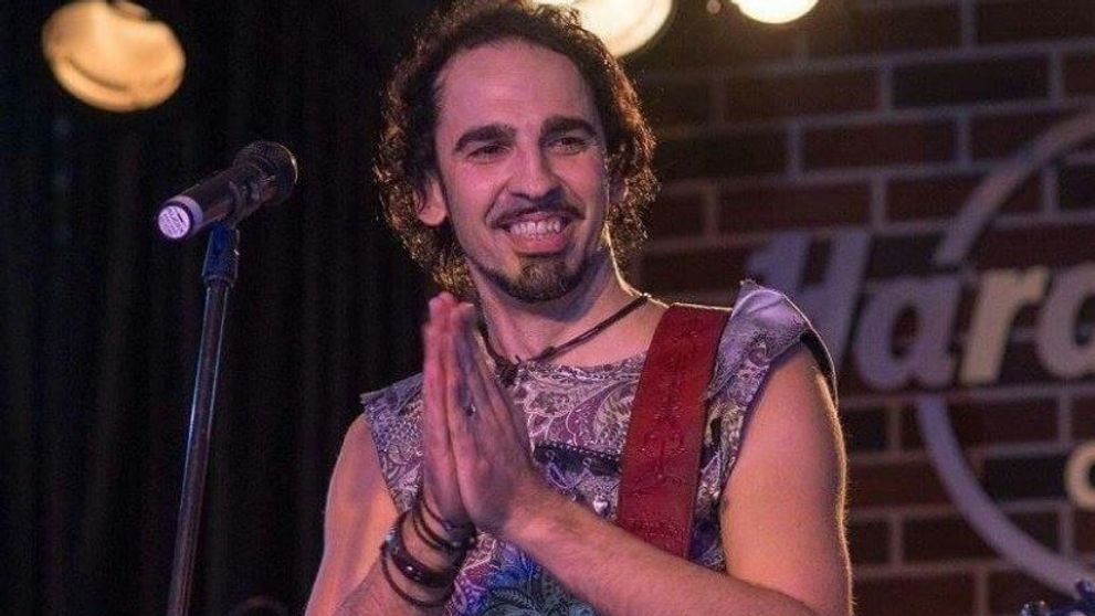 Flavius Buzilă, solistul trupei Hara, are o familie superbă. Cum arată soția și fiica cântărețului