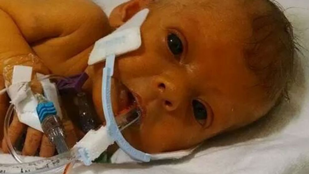 Un tata a rugat necunoscutii sa editeze singura fotografie cu bebelusul sau care a decedat. Raspunsul a mii de internauti l-a emotionat pana la lacrimi