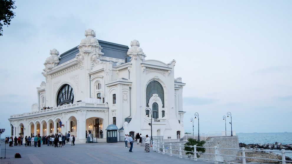„Cazino, Mon Amour”, cabaretul original al Cazinoului Constanța, este hitul cultural și turistic al litoralului românesc pe perioada verii